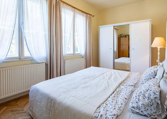 Nestled Romance, Buda's Hilltop Heaven ブダペスト