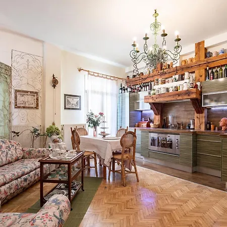 Nestled Romance, Buda's Hilltop Heaven Apartment *