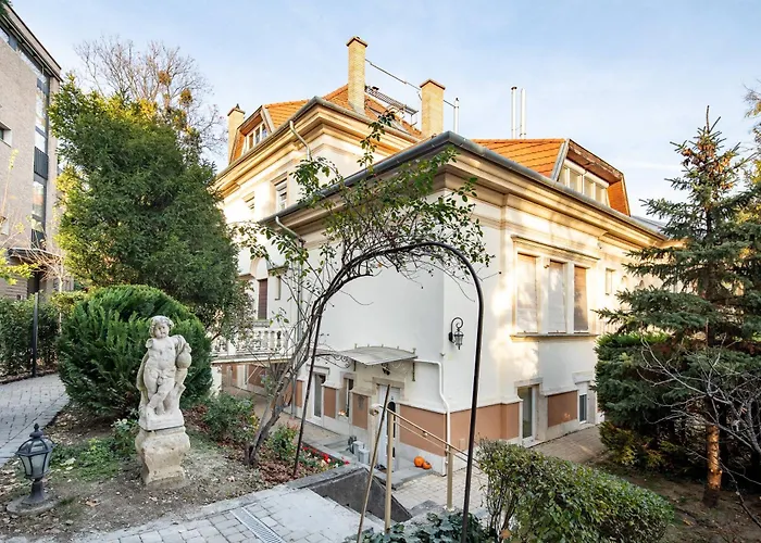 Nestled Romance, Buda's Hilltop Heaven Lejlighed