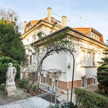 Nestled Romance, Buda's Hilltop Heaven Апартаменты