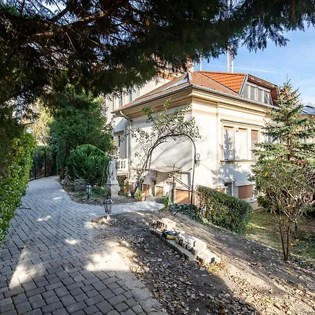 Апартаменты Nestled Romance, Buda's Hilltop Heaven Будапешт