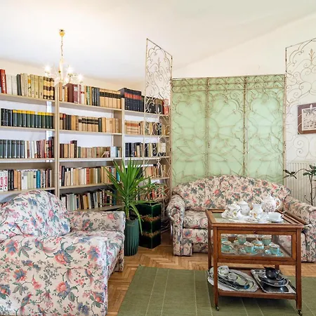 Nestled Romance, Buda's Hilltop Heaven Apartament *