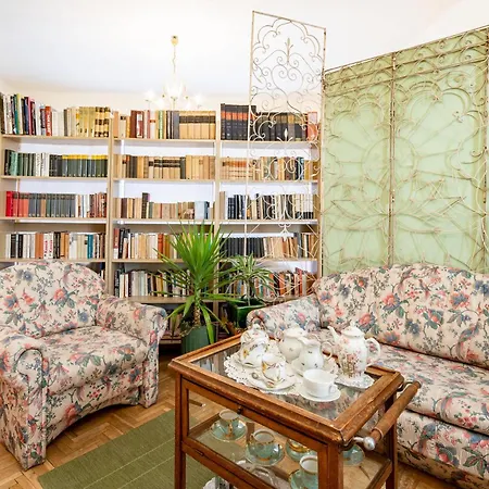 Apartament Nestled Romance, Buda's Hilltop Heaven *