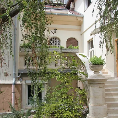 Nestled Romance, Buda's Hilltop Heaven * Budapesta